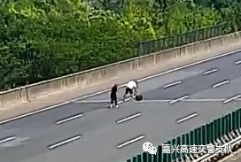  车道上|惊魂！ 轮胎“出轨”拖行一公里，司机这波操作更离谱