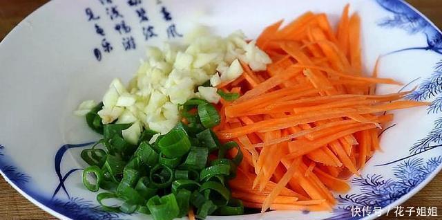 香辣扯面|面粉别再做老一套了,试试这样做,好吃解馋,比手擀面还劲道