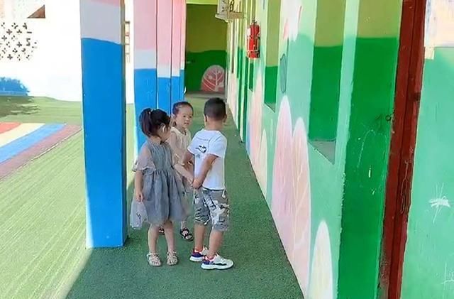 开学|开学老师分配同桌,一个女孩落单,小帅哥暖心“救场”获老师点赞