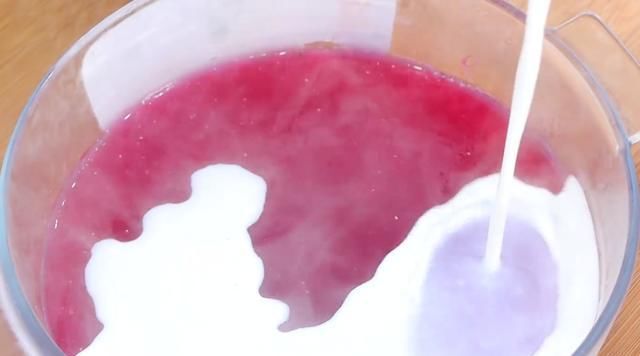 抢光|火龙果别只会直接吃了，加一袋牛奶，没想到这么好吃，上桌就抢光