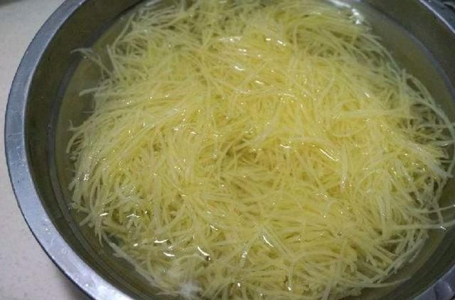 酸脆|凉拌土豆丝时,焯水后多加“这1步”,酸脆爽口又入味