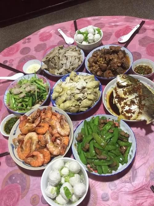  腊肉|妈妈生日，我做了8菜1汤庆祝，网友：会杀鸡做饭的姑娘“太稀有”