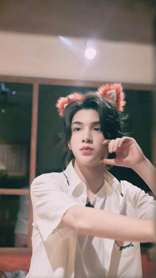  男孩|海浪来时黄明昊一把抱起安崎，那一刻我看到了一个十八岁男孩的担当