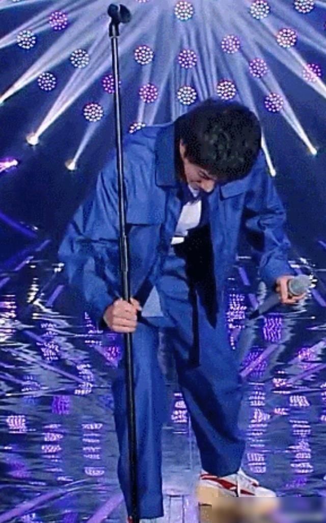  华晨|当《歌手》华晨宇打开声音时，周深的表情丰富，观众流下了眼泪