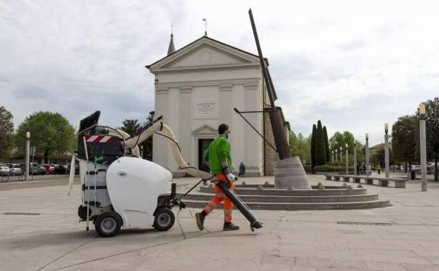  散步|能自己跟着环卫工人走的清洁车！就像大号吸尘器，从此清扫马路如散步一样简单！