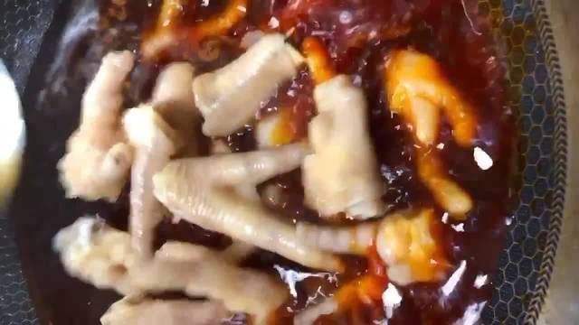 脱骨|麻辣鸡爪的做法,软嫩脱骨麻辣入味,我家媳妇隔断时间就得吃一回