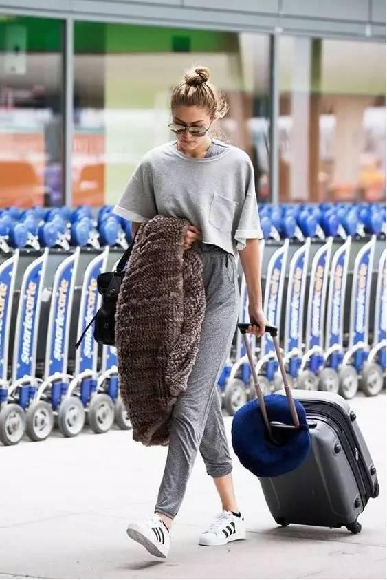 半丸子头|发型和衣服这样搭,让你从头美到脚!