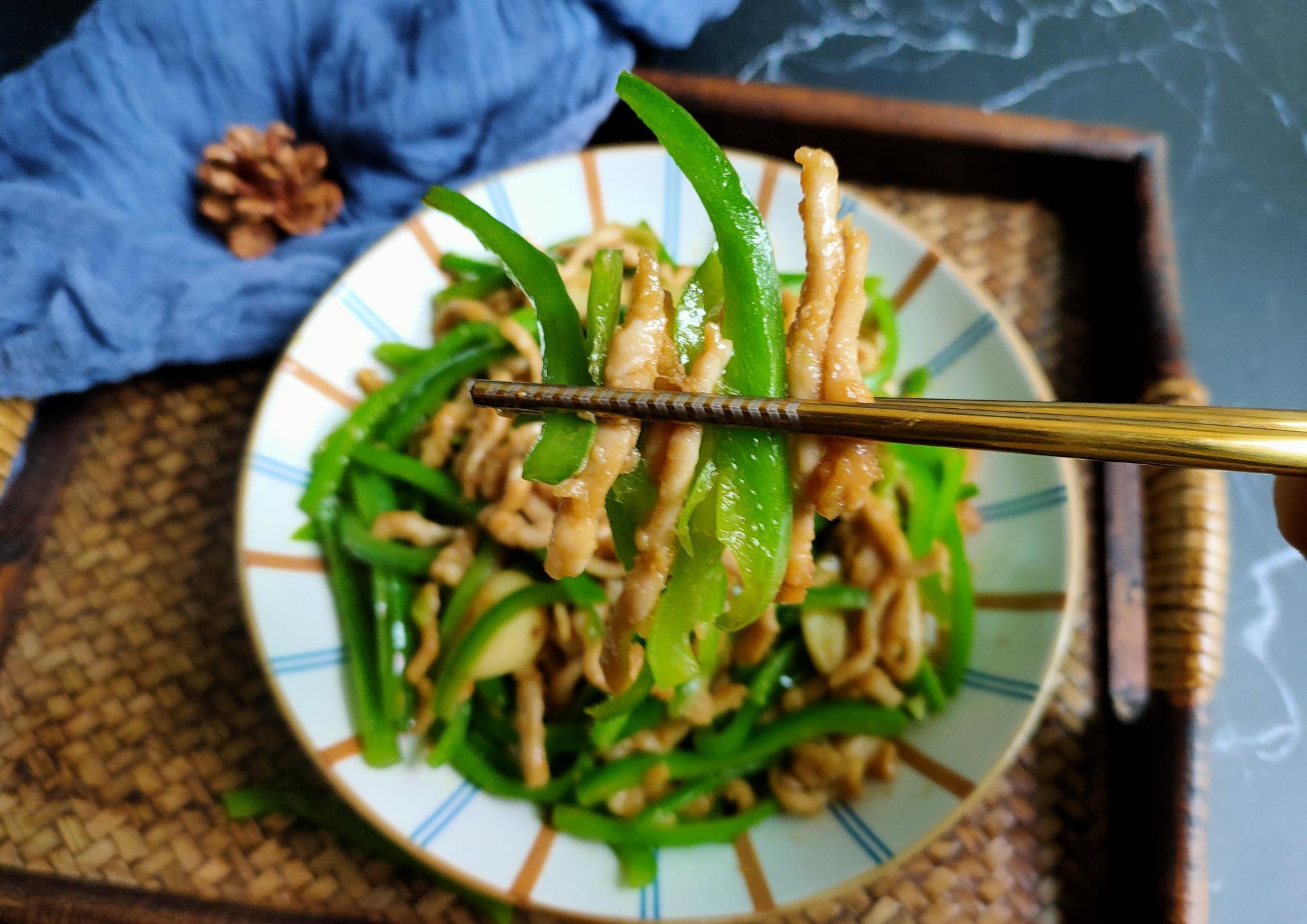  出水|做菜什么时候放盐很重要，不少人搞错了，难怪菜肴出水、口感发柴