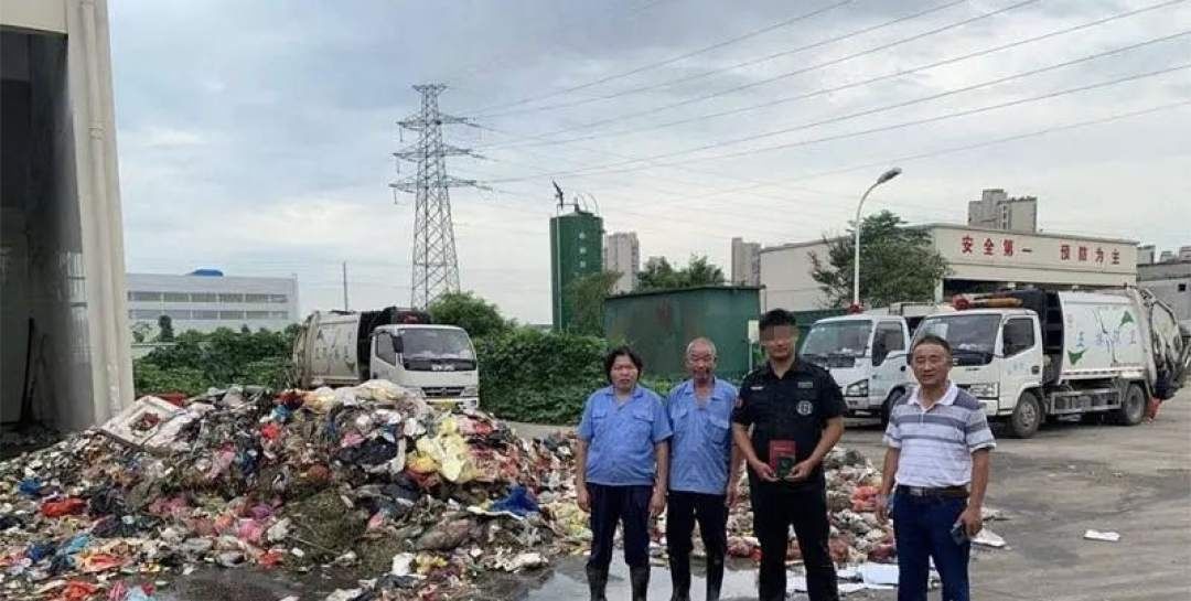  小孙|翻遍8吨垃圾，环卫工帮找回大学录取通知书