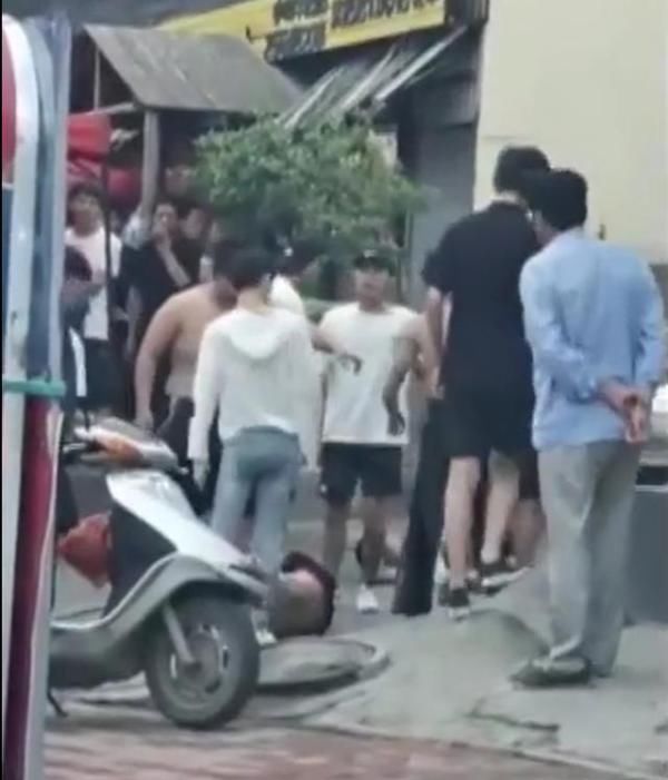  某等人|两小伙因感情问题发生冲突 多人持刀打群架 10人被刑拘1人在逃