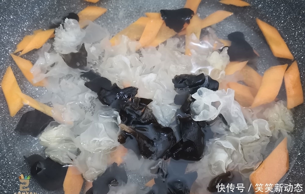 好吃|凉拌银耳,用不用焯水?大厨教你正确做法,脆嫩爽口,好吃又营养