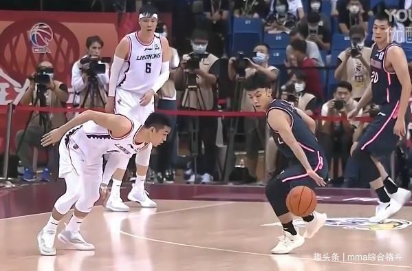  3篮板|18中10！广东狂飙3分，杜锋仍在场边咆哮，任骏飞半场0分3犯3失误