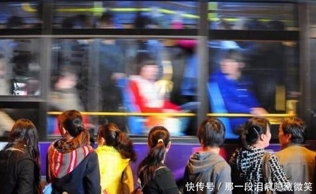 发生|盘点美女挤公交发生的那些尴尬事,在大城市生活的妹子真是不容易