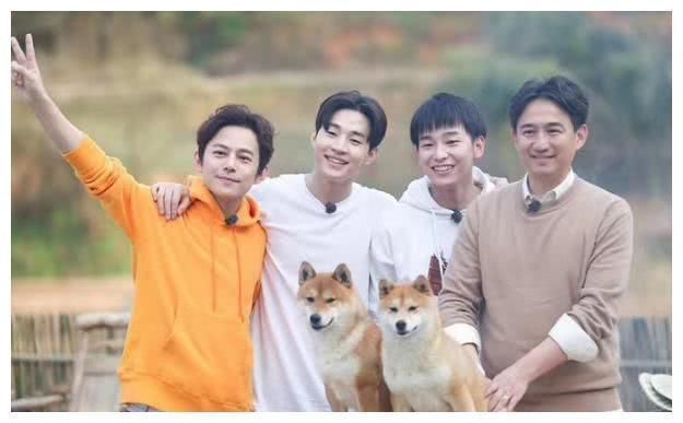  一旁|《向往的生活》私服大放送，网友：还是黄磊一旁的她最亮眼