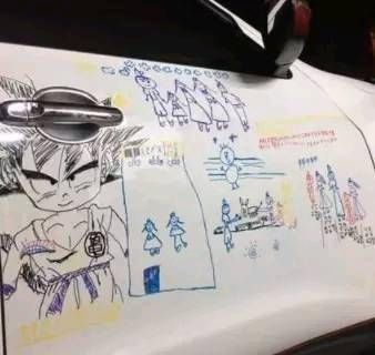 车子|“熊孩子”在车上乱涂鸦，车主看到车子后，称一辈子都不会擦掉！