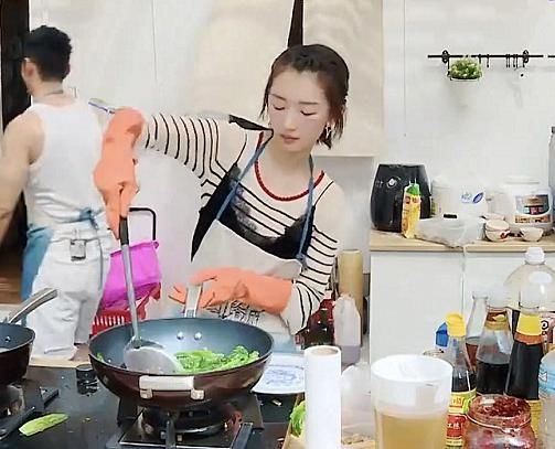  下厨|中餐厅女嘉宾下厨，周冬雨戴橡胶手套，看到赵丽颖：这么怕的吗？