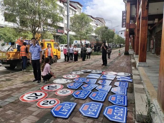 指示牌|偷道路指示牌约400余块,黔南两人被依法刑拘
