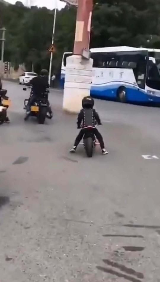  北京|山路出现儿童摩托车骑手，北京门头沟交警介入调查