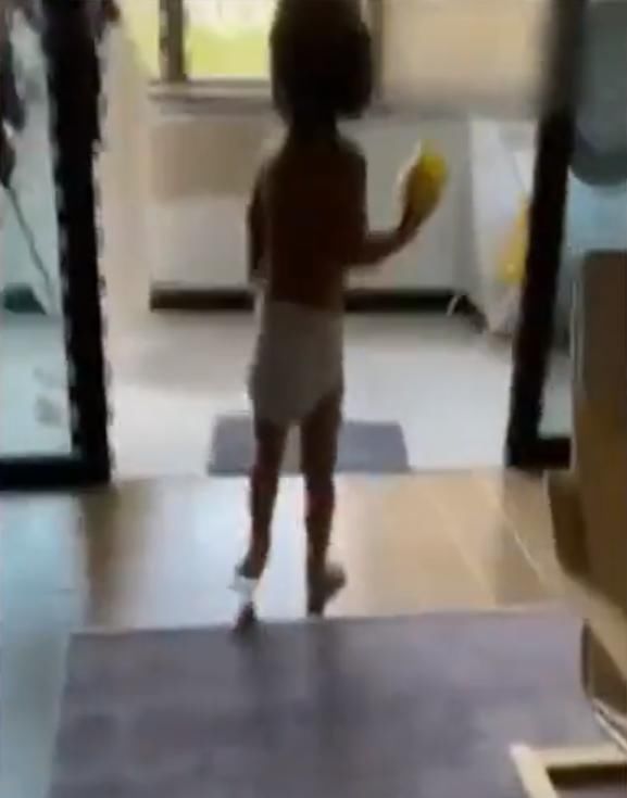  商场|女童在商场玩耍，被小火车碾压，网友：商场怎么会有火车？