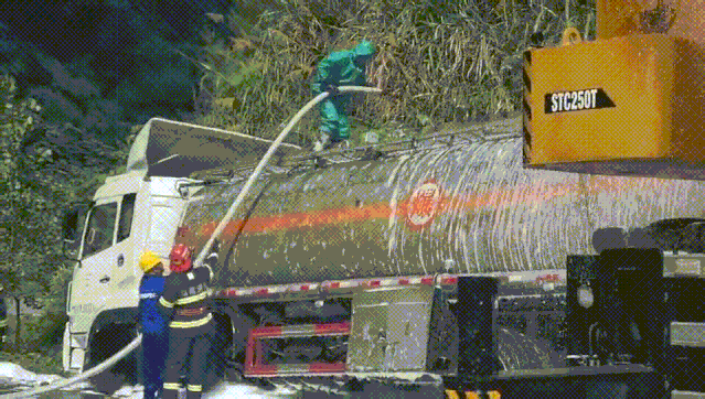  漏油|【突发】又是槽罐车侧倾漏油！近百名消防员赶赴现场处置