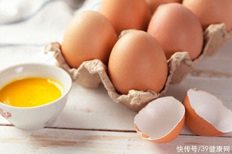癌细胞偏爱3种早餐鸡蛋竟上榜(癌细胞最爱吃的早餐，鸡蛋牛奶榜上有名？3种早餐才真的要少吃)