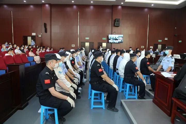性质组织|暴力拆迁，强占土地…荆门郭某红等25人涉黑案件一审公开开庭