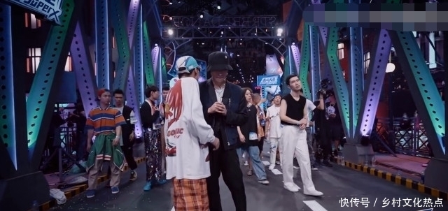 选手|张艺兴第一轮对战输了,直言不服,个人实力强,和选手跳舞太抢眼