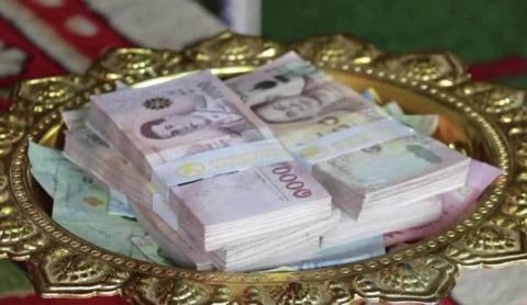 寺庙|包工头买彩票中了1200万 拿出100万现金到寺庙还愿