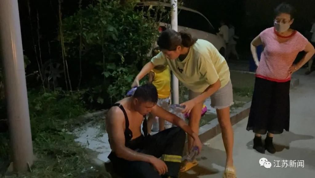  中暑|消防员高温天灭火中暑倒地，接下来一幕太暖心了！