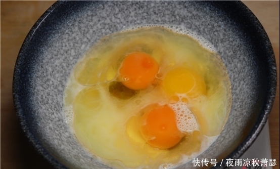 搅拌|一碗面粉3个鸡蛋，教你不用烤箱做面包，松软又香甜，小孩超爱吃