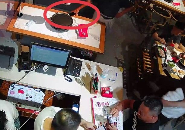 男子|不吃饭，光溜达，男子在餐馆闲逛原来是为这……