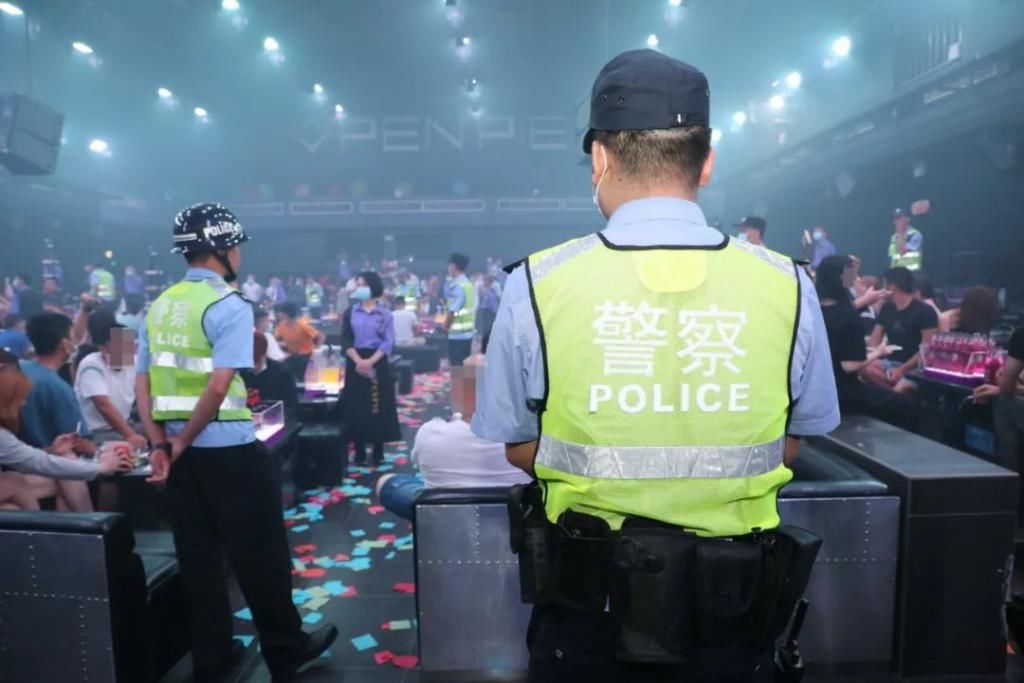  武鸣|武鸣警方联合禁毒支队开展娱乐场所清查行动