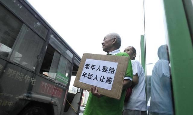 孕妇|“买不起车生什么孩子？”孕妇挤公交被骂，小学生仗义执言太漂亮