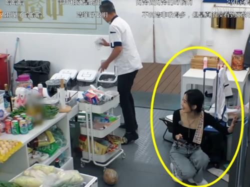  干活|中餐厅后台“最硬”嘉宾，全程玩手机还拒绝刷碗，不干活却镜头最多