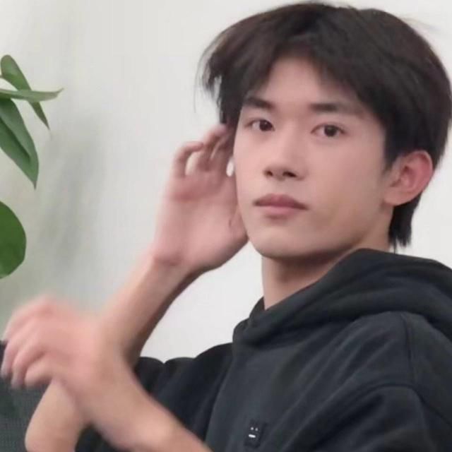 TFBOYS|「TFBOYS」「分享」200728 易烊千玺大片vs偷拍，素颜和带妆的帅哥有区别吗？