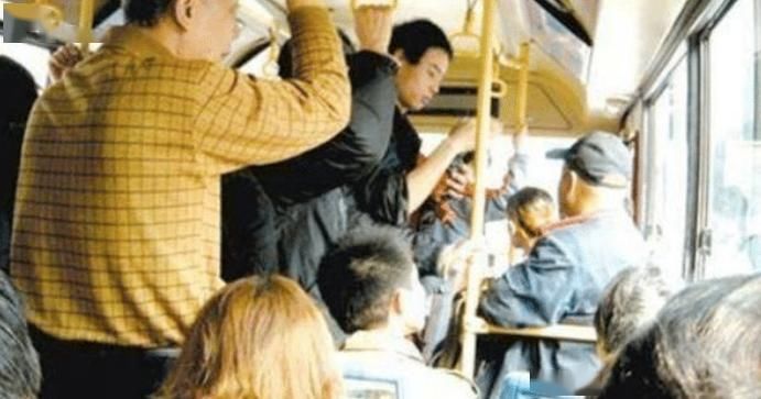不让|因年轻人不让座，老人打年轻人后倒下死亡，老人家属能索要赔偿么