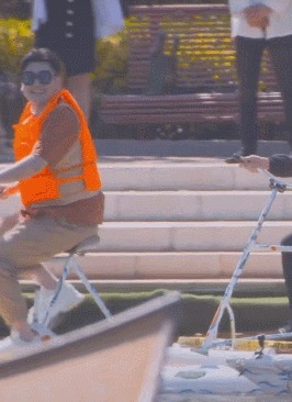  累坏|天天向上王一博被强行搭顺风车，悠哉撩发负责帅，却累坏大张伟