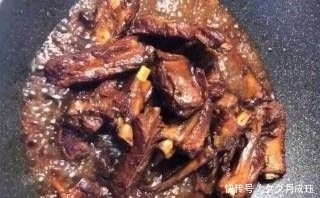  简单|排骨就是这样。营养丰富，味道鲜美。很简单。太好吃了。今晚，米饭不够