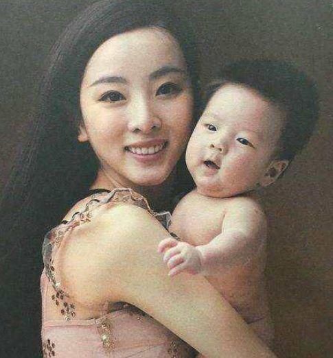  巅峰|她是央视最美主持人，春晚上主持失误被嘲笑，事业巅峰连生俩娃！