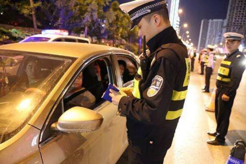  交警|两人醉驾被交警拦下，直接跪地求情，交警可不吃这一套