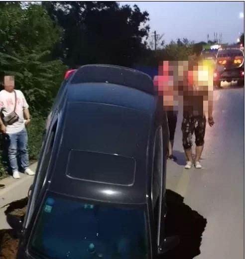  能数|太原东中环附近出现大坑，私家车被困，你能数清这是第几次了吗？