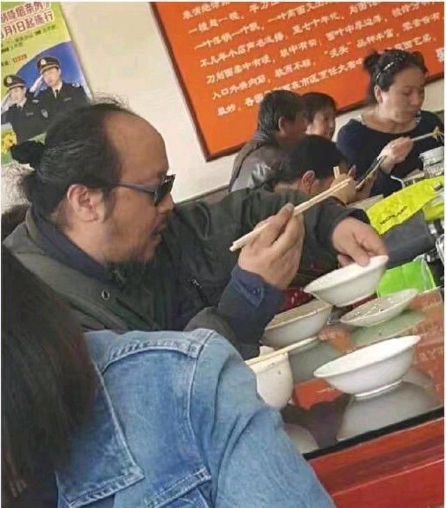  罕见|49岁窦唯罕见现身餐厅大变样, 头已半秃戴老花镜, 孤独等上菜