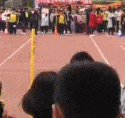 这一下|搞笑GIF：这一下，躲的真是漂亮啊，就是把队友坑了