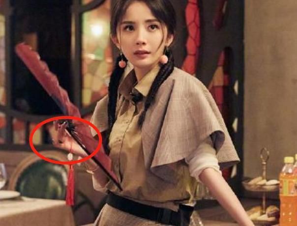 别人|有一种“手势”叫杨幂拿扇子,别人都是握住扇柄她却不一样,白浅回来了