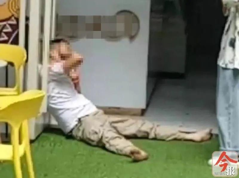  刺伤|突发！柳南万达美发店老板被刺伤，血流满面冲进奶茶店求助