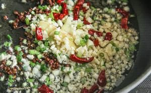 肉片|【川味家常快手菜】麻辣鲜香的爽辣水煮肉片，口水吞了又吞