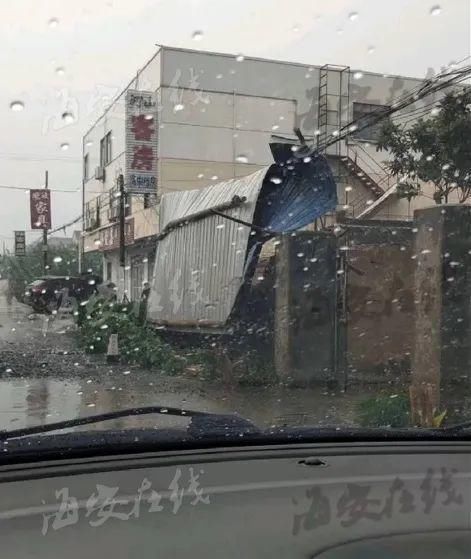  折断|今晨海安突发大风，屋顶被掀翻，树枝被折断，太阳能热水器掉落...