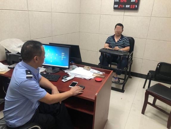  执法|尴尬了！假警察路上执法遇上了真警察