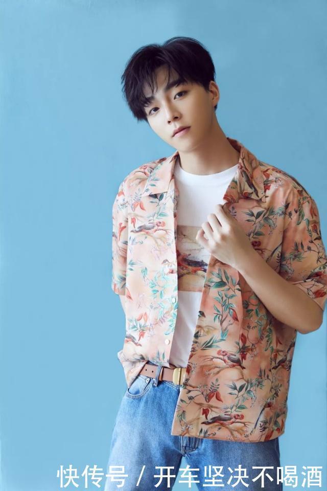 喜欢|明星都喜欢的印花衬衫,怎样穿才能保持衣品这些小细节不能忽视