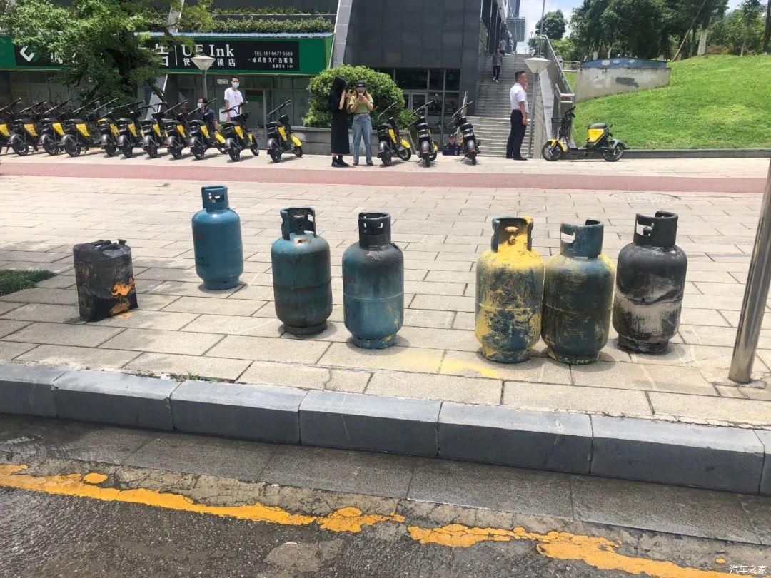  煤气罐|刚刚！贵阳观山湖区一车辆自燃，车上有6个煤气罐！